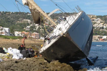 Trabajan en el reflote del velero encallado en Xàbia