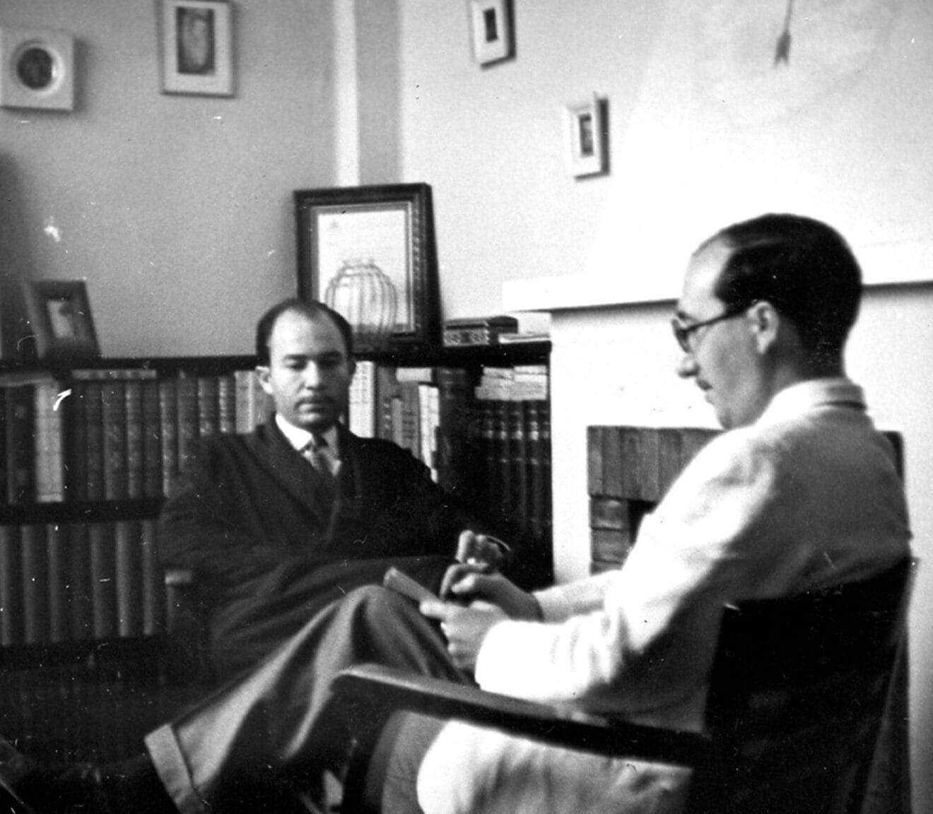 Vicente Escrivá en el salón de su casa Hemeroscopea junto a Ramón Llidó que toma notas del próximo guion de su película. Años 50. Archivo de José Font Caballero