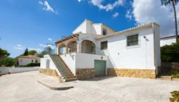 Vista aérea de la parcela con la casa y piscina