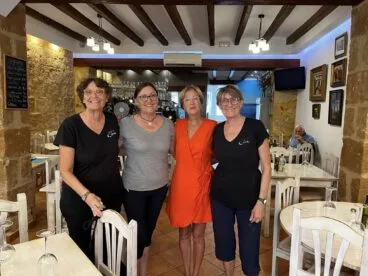 Las hermanas Ros Vivens con una clienta francesa