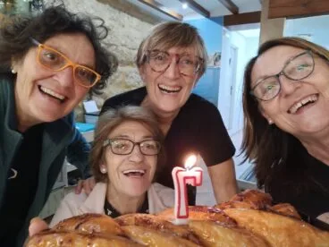 Cande, Mari y Paquita junto a una amiga y clienta