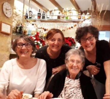 Cande Vivens y sus hijas en el Restaurante