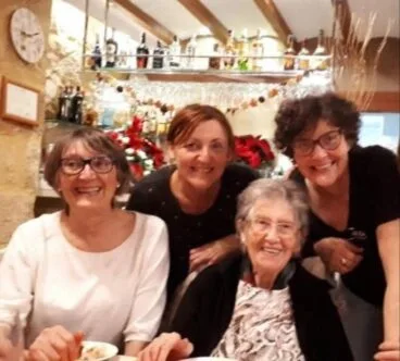 Cande Vivens y sus hijas en el Restaurante