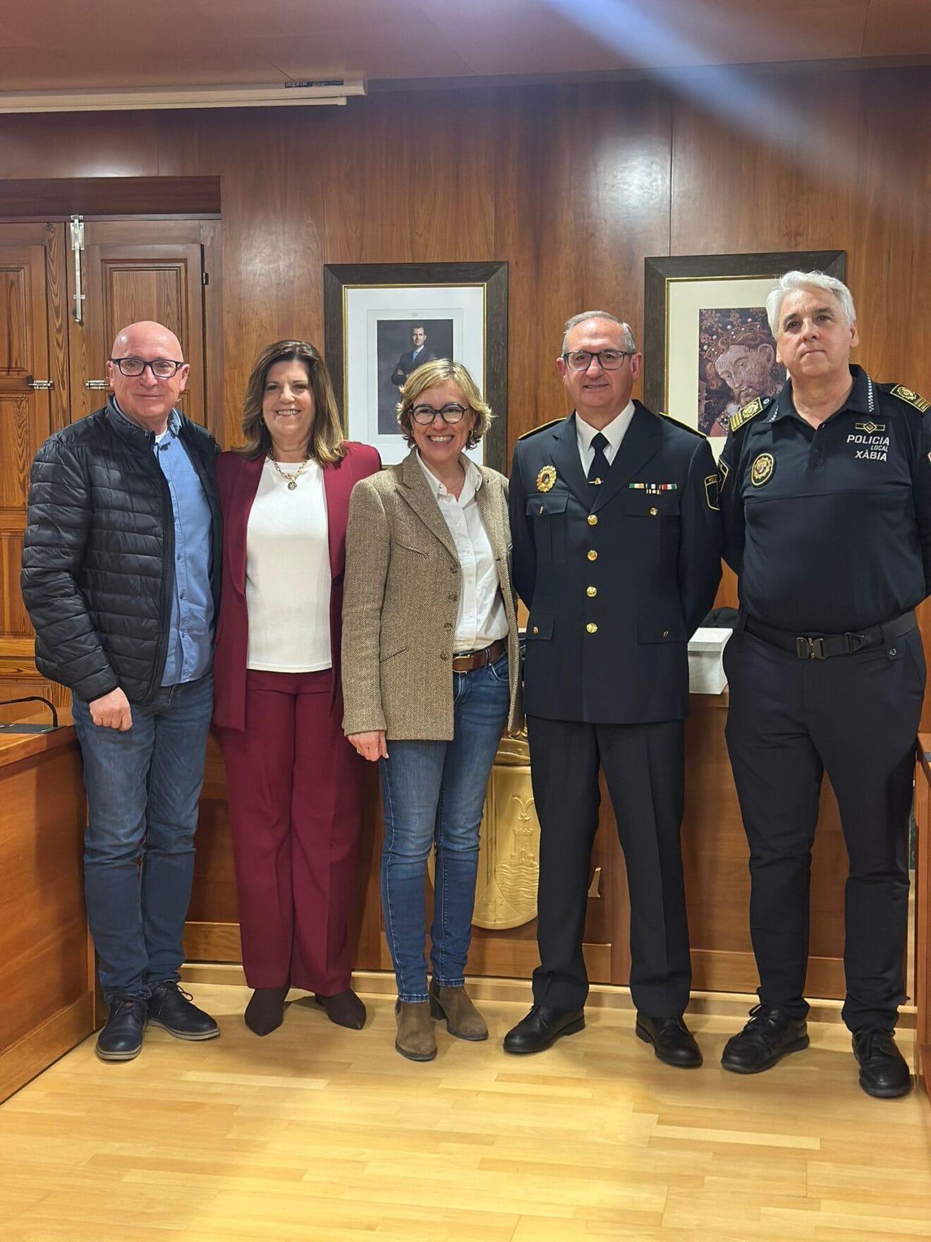 Pepe Ribes junto a autoridades municipales