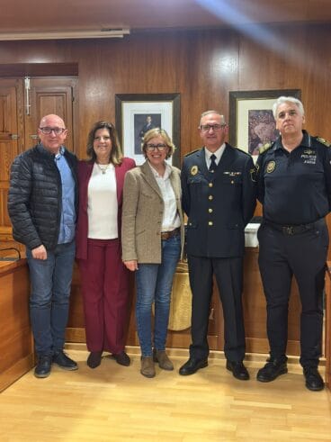 Pepe Ribes junto a autoridades municipales