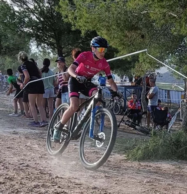 Imagen: Álex en una carrera de BTT