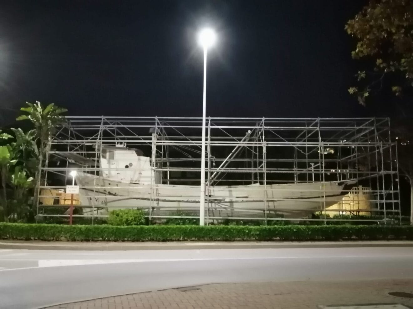 Andamio instalado para la restauración del barco 'Choroll' de Xàbia