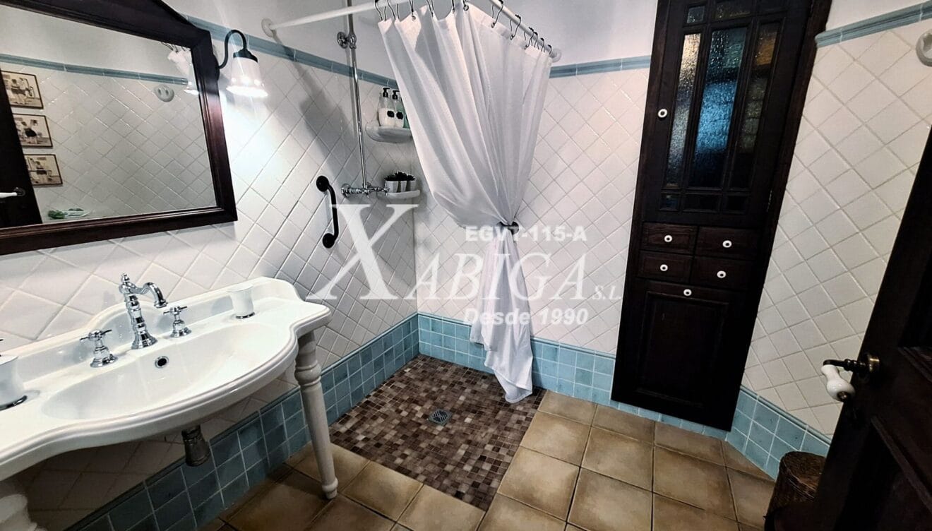 Baño completo con acabados actuales y materiales de calidad