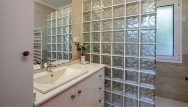 Baño completo en la planta superior con diseño funcional