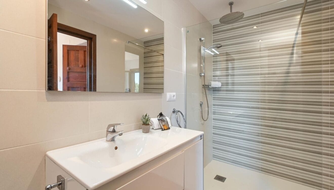 Baños completos con ducha y bañera pensados para estancias prolongadas