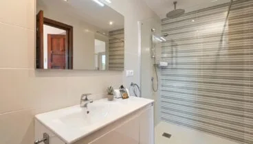 Baños completos con ducha y bañera pensados para estancias prolongadas