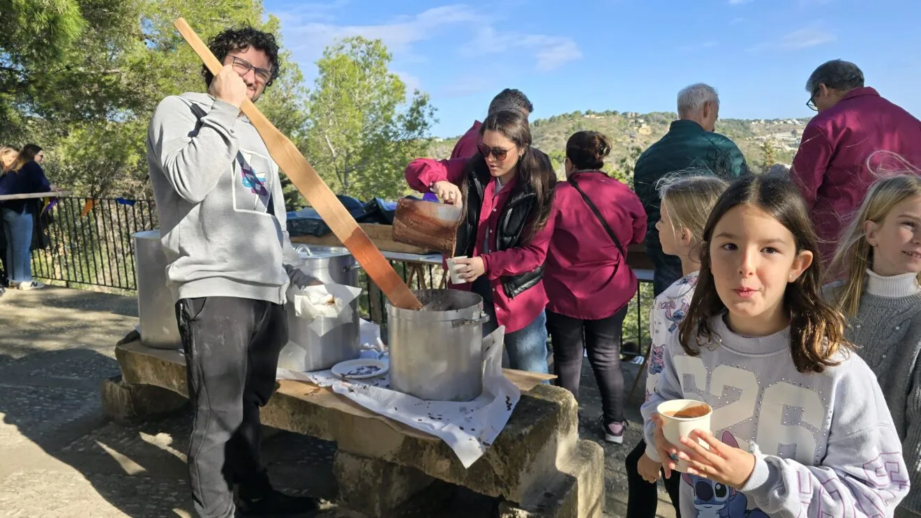 Reparto de chocolate y bambas en la festividad de Santa Lucía