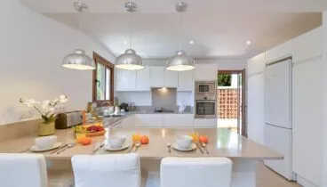 Cocina equipada con electrodomésticos modernos para estancias cómodas