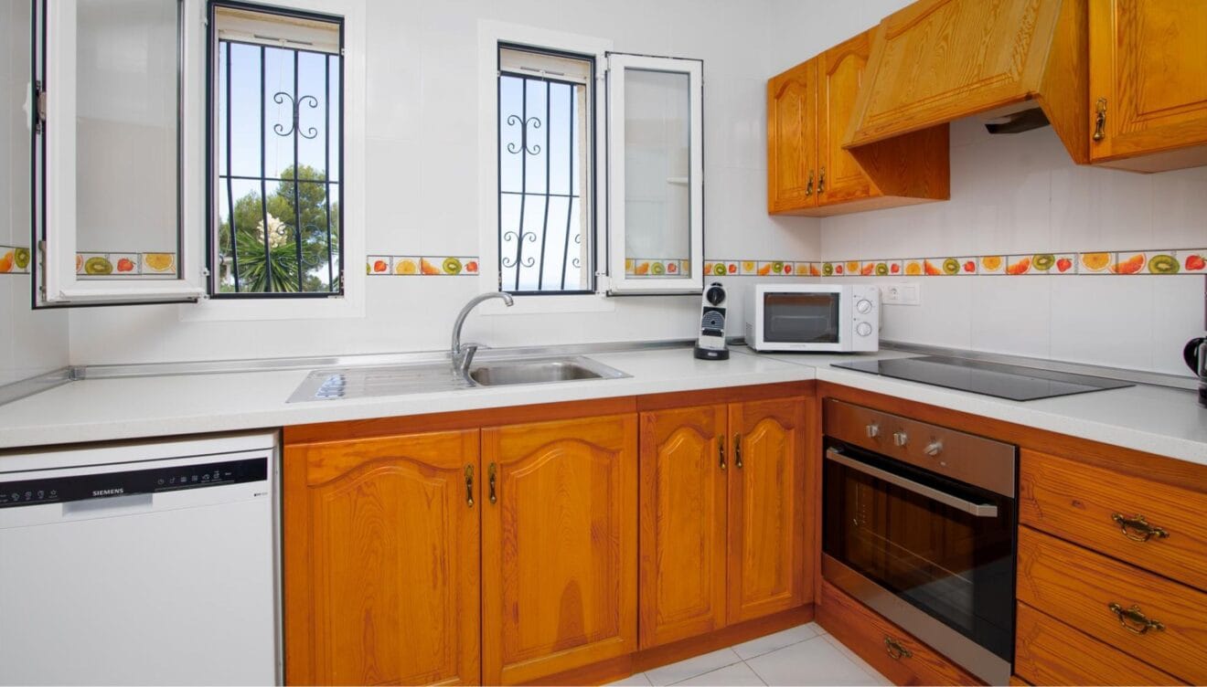 Cocina funcional con acceso directo al comedor