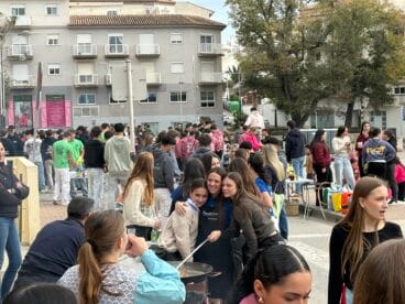 Ambiente en el concurso de paelles en el Mig Any de Fogueres 2025