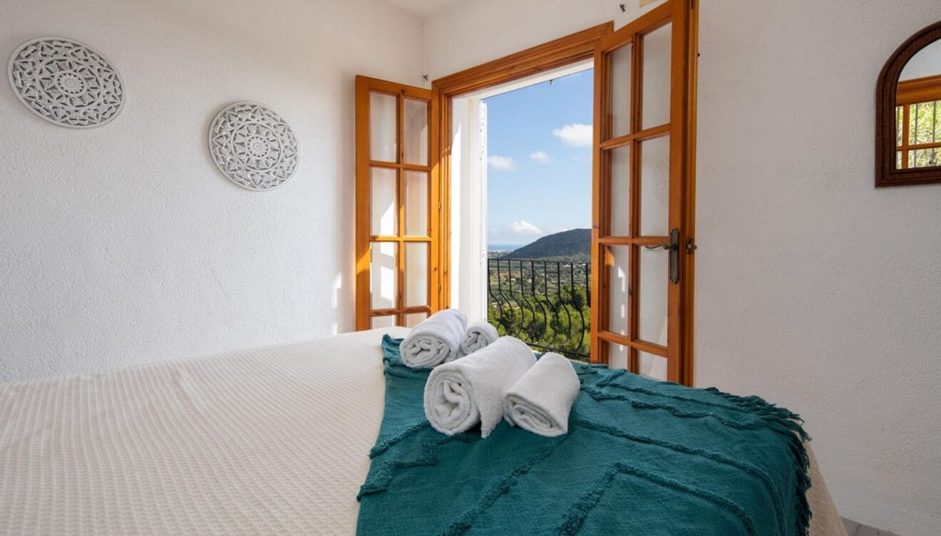 Dormitorio con vistas despejadas y estilo mediterráneo relajante