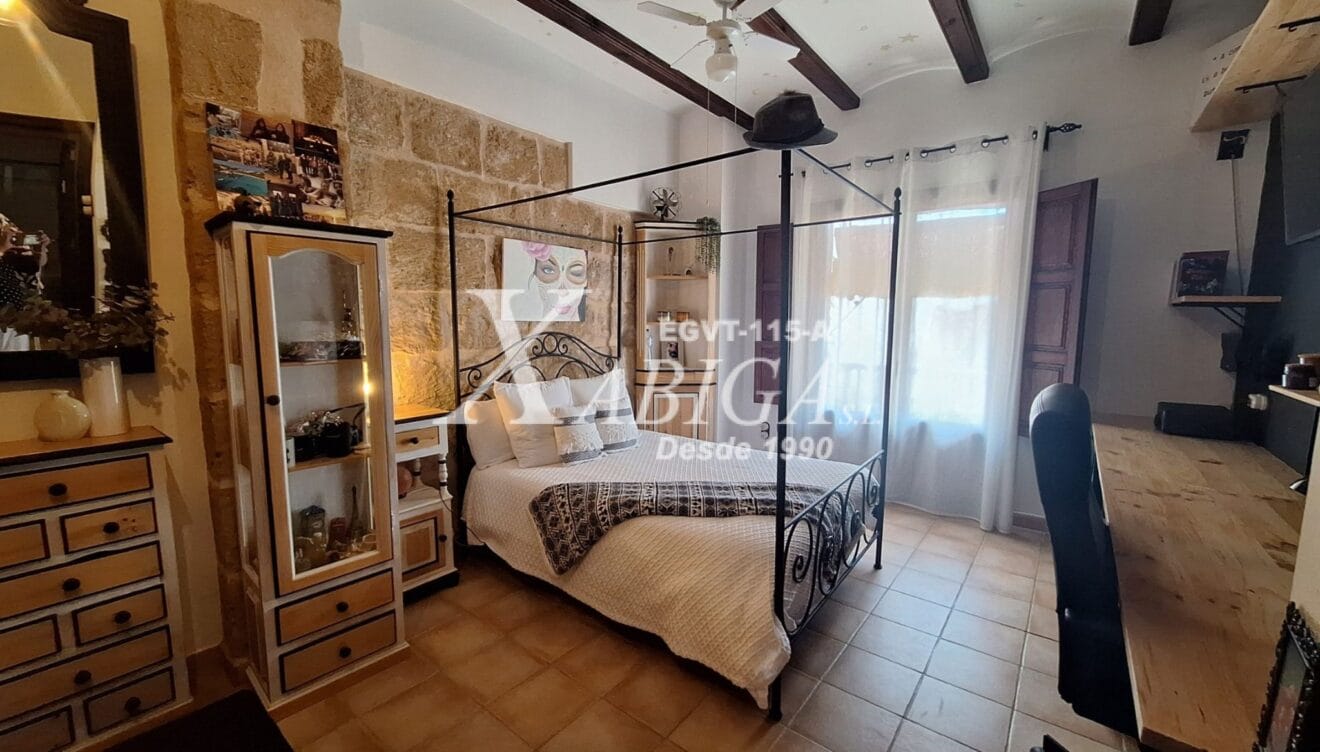 Dormitorio principal amplio y luminoso con baño en suite