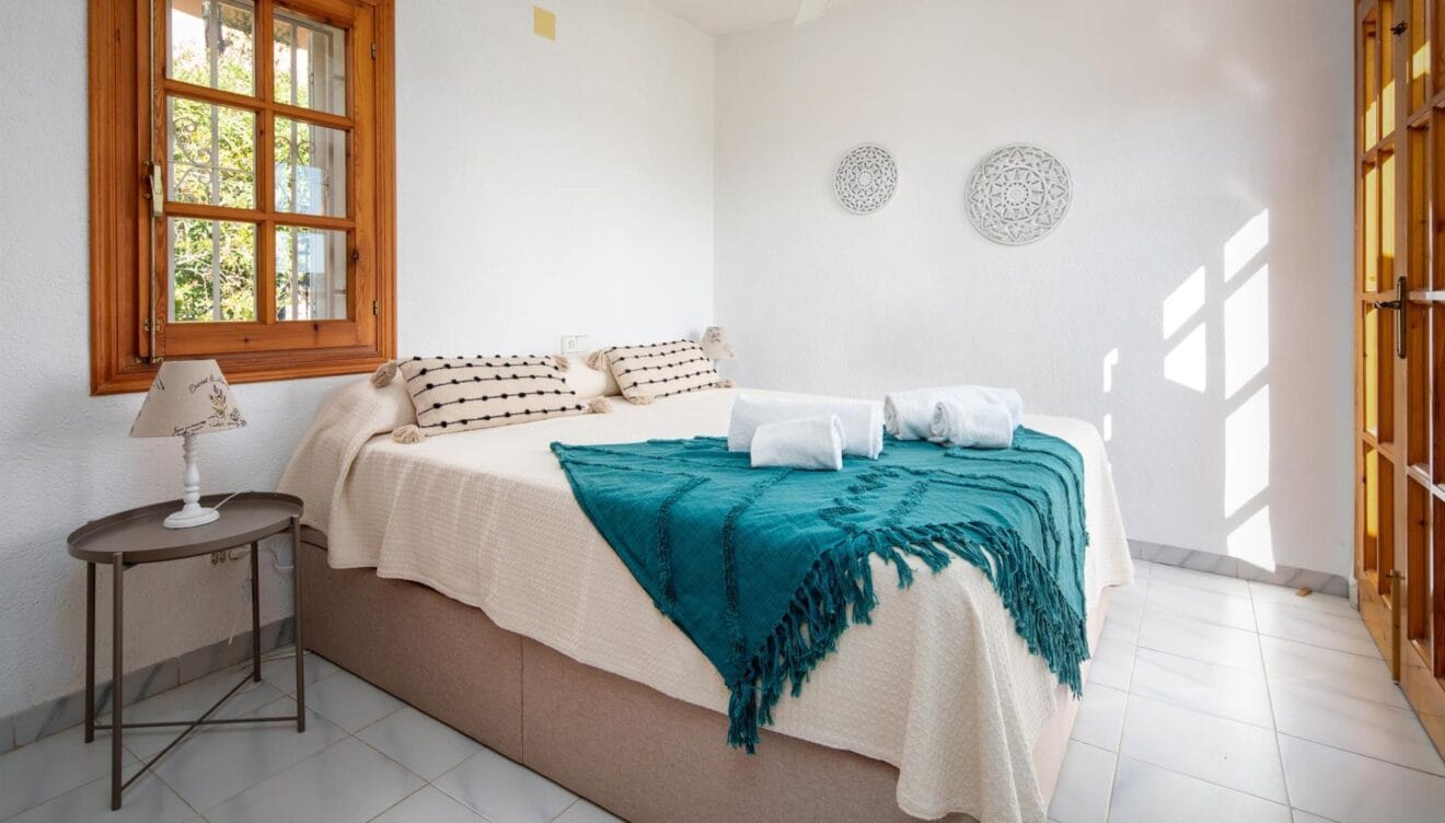 Dormitorio principal con cama king size y aire acondicionado