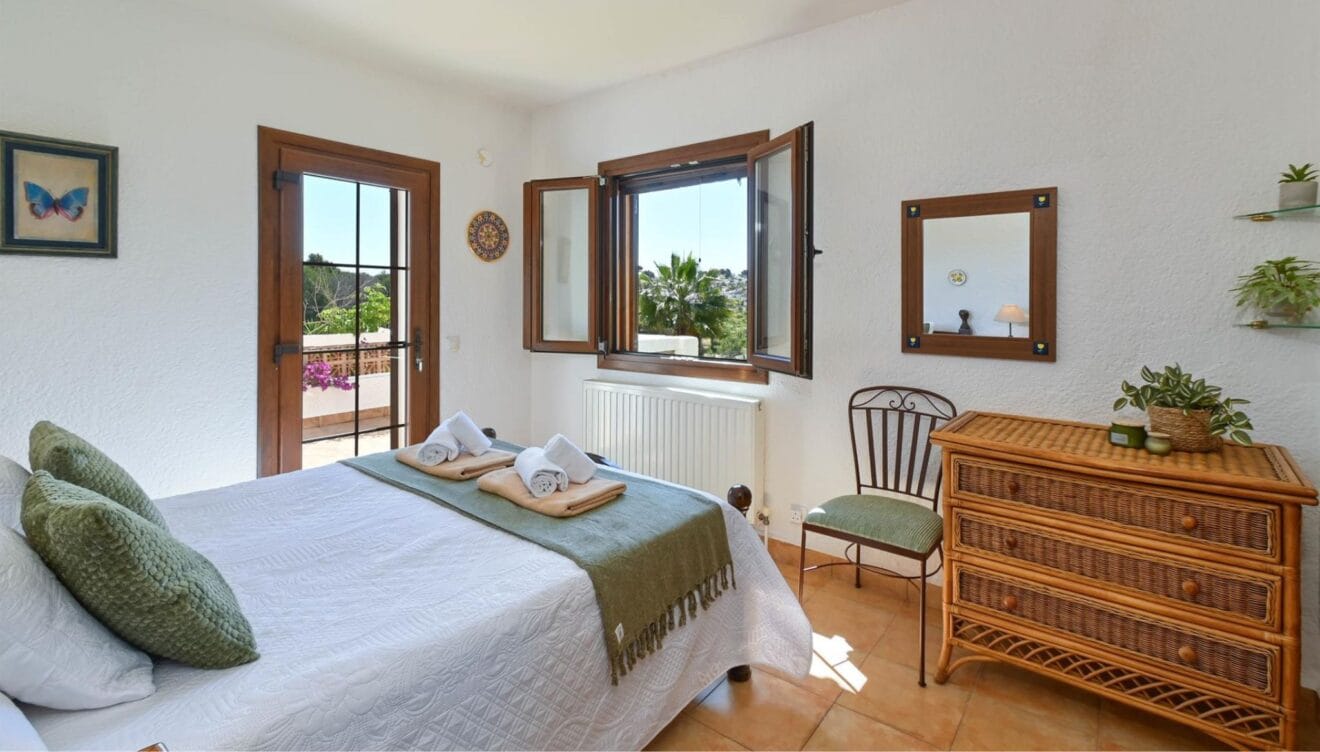 Dormitorio principal con cama queen-size y baño en suite para mayor confort