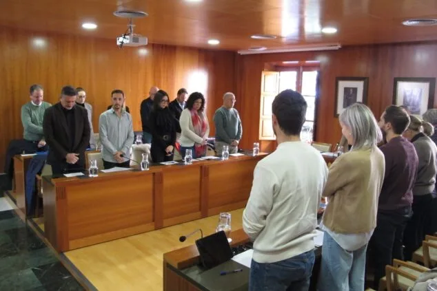 Imagen: El minuto de silencio por las nueve mujeres asesinadas en el pleno de diciembre
