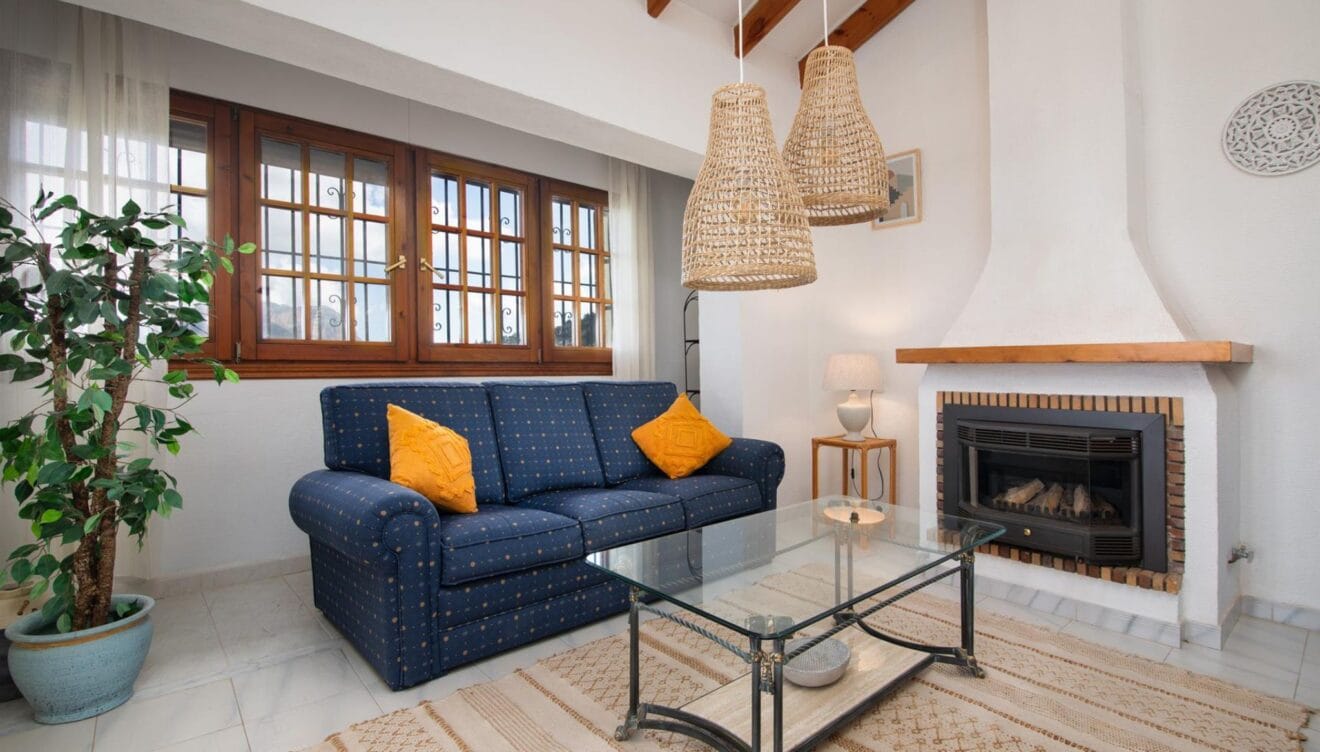 Estilo mediterráneo moderno en una vivienda vacacional completa
