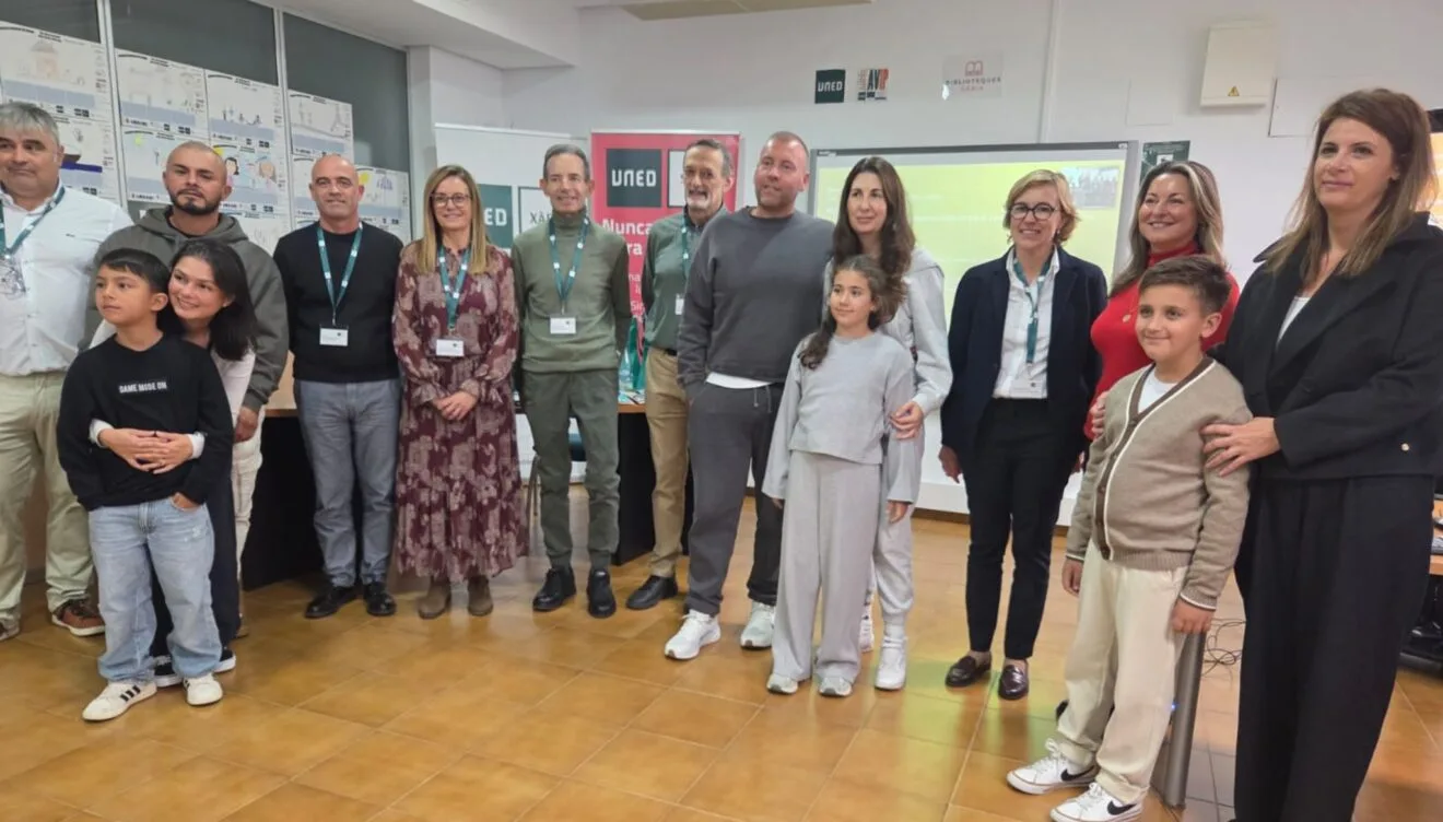 Ganadores y autoridades en el acto organizado por UNED Xàbia