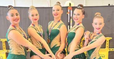 Gimanstas de Xàbia con el bronce-