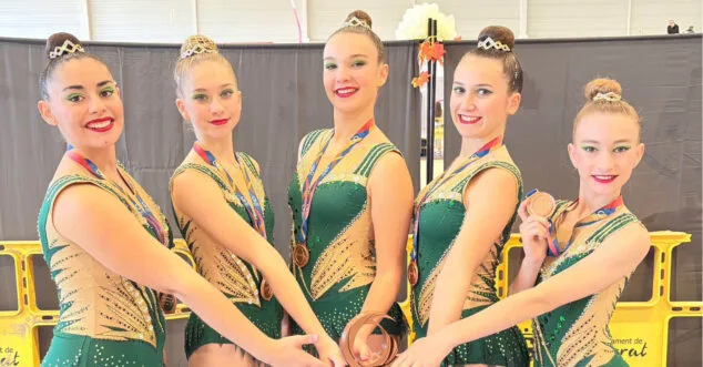 Imagen: Gimanstas de Xàbia con el bronce-
