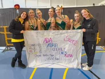 Gimanstas de Xàbia con la medalla de bronce y las entrenadoras