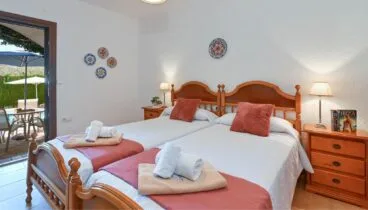 Habitación con dos camas individuales con esencia mediterránea
