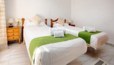 Habitación con dos camas individuales ideal para familias