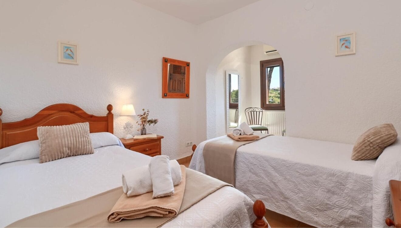 Habitación iluminada para compartir con esencia mediterránea