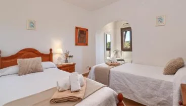 Habitación iluminada para compartir con esencia mediterránea