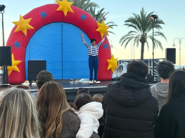 Imagen: Espectáculo infantil en la II Fira Solidària de Xàbia