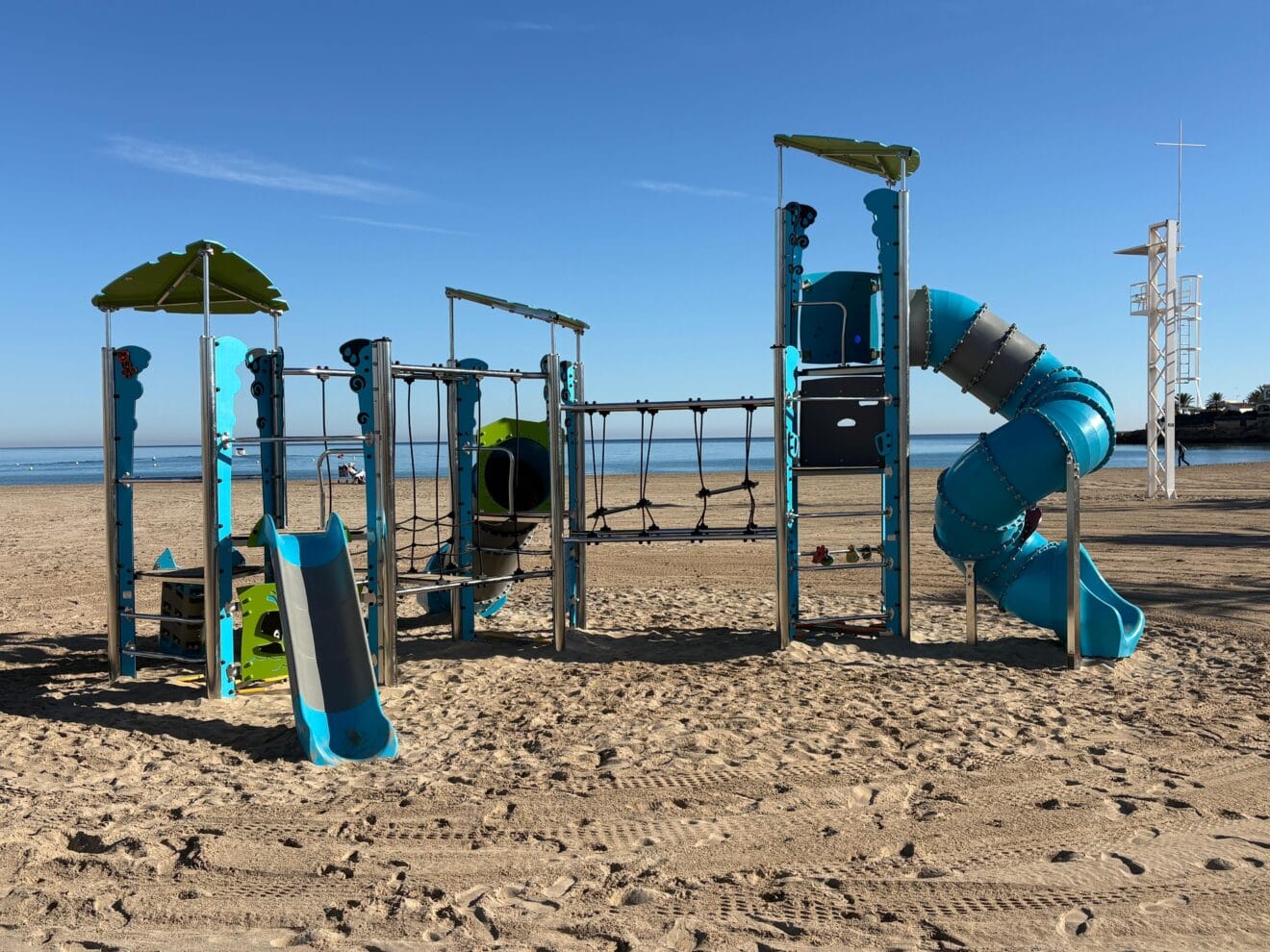 Instalación de nuevos juegos infantiles en la playa del Arenal