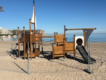 Instalación de nuevos juegos infantiles en la playa del Arenal (2)