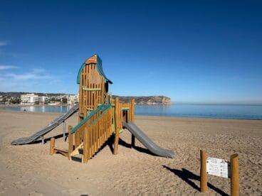 Juego infantil del Arenal de Xàbia dañado por vandalismo