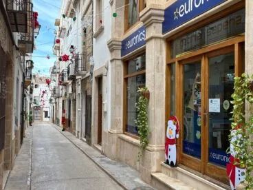 Muñecos de nieve en la entrada de un comercio de Xàbia