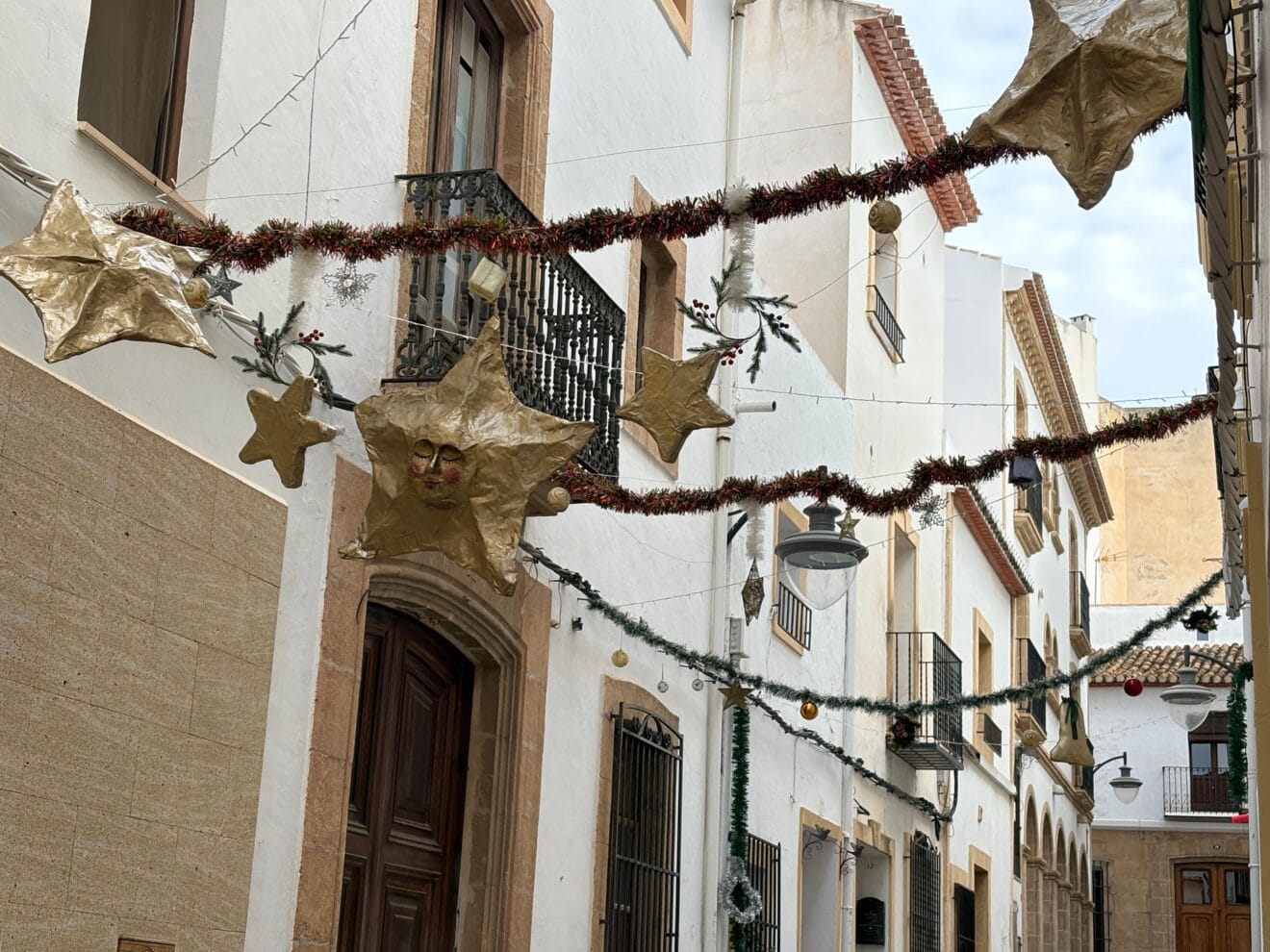 Decoración navideña en una de las calles de Xàbia