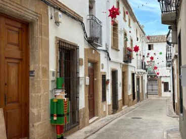 Una calle de Xàbia decorada para la Navidad