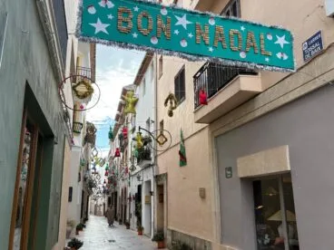 La calle Tossal de Baix da la bienvenida a la Navidad