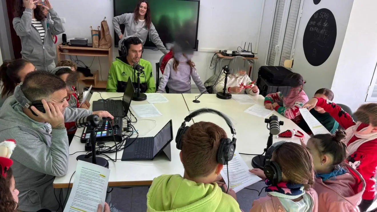 Moha Rida junto a los alumnos en la radio escolar