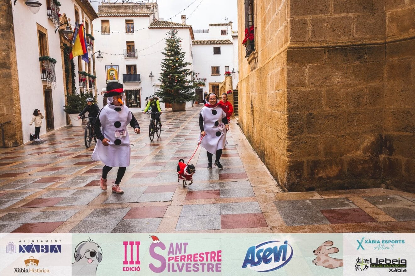 Muñecos de Nieve en la Carrera San Silvestre de Xàbia