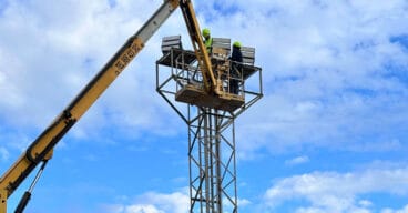 Operarios trabajando en la nueva instalación LED