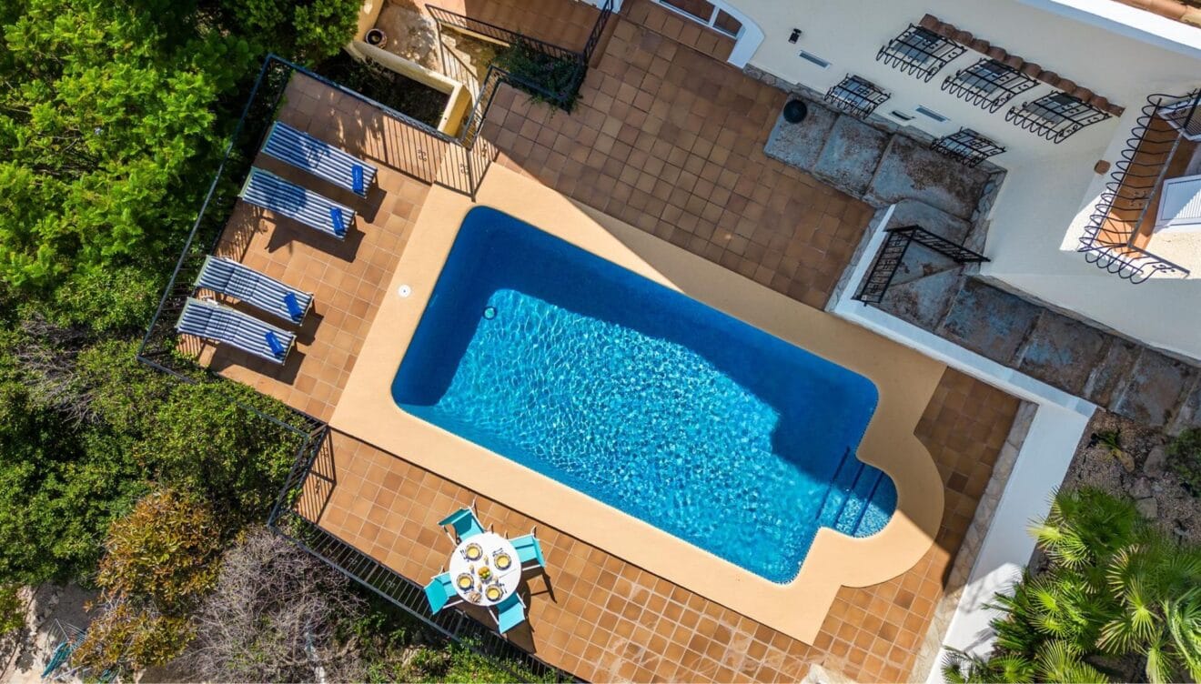 Piscina de 8x4 metros perfecta para refrescarse en verano