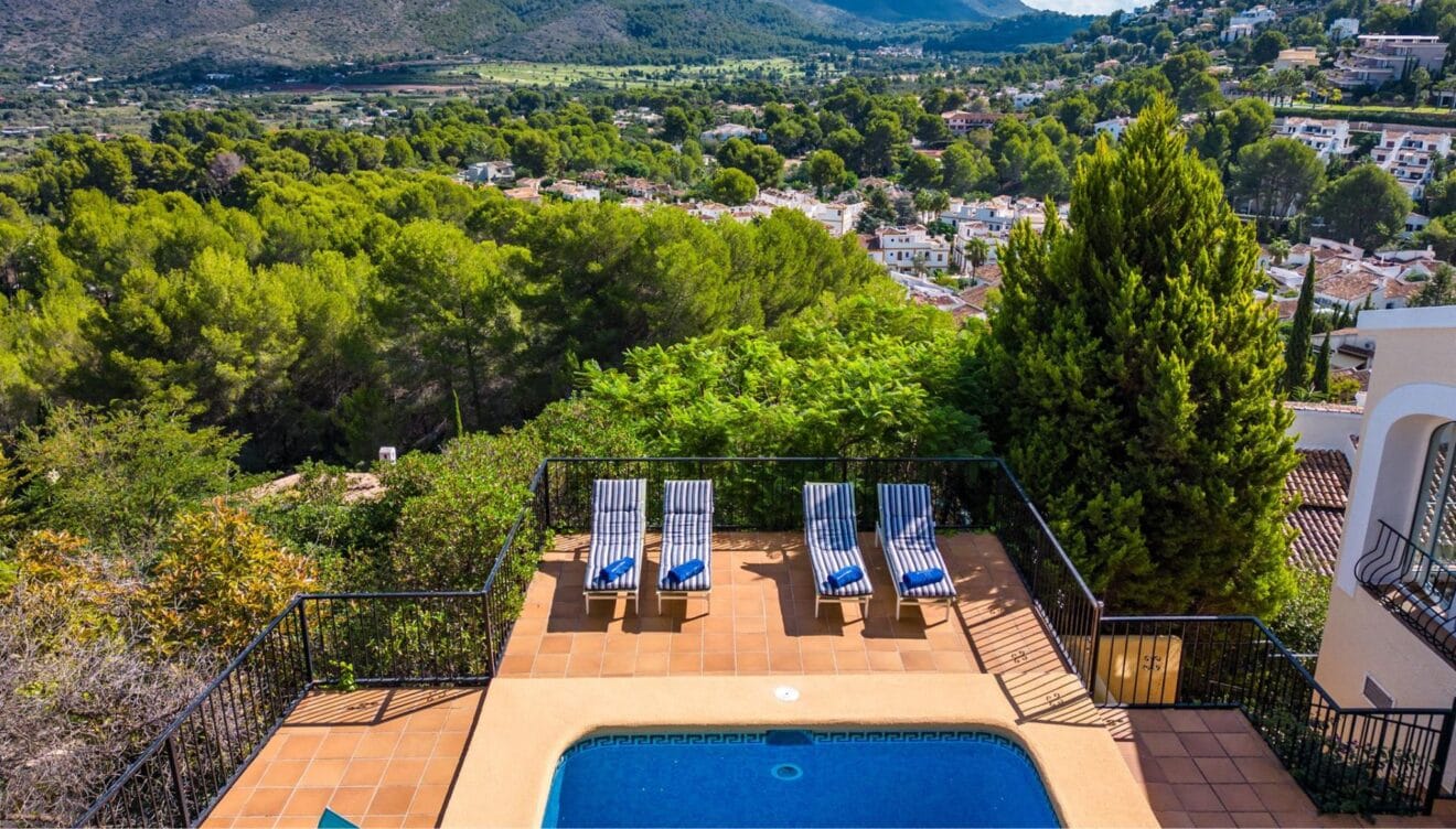 Piscina privada rodeada de vegetación mediterránea