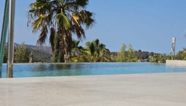Piscina rodeada de calma en plena Costa Blanca