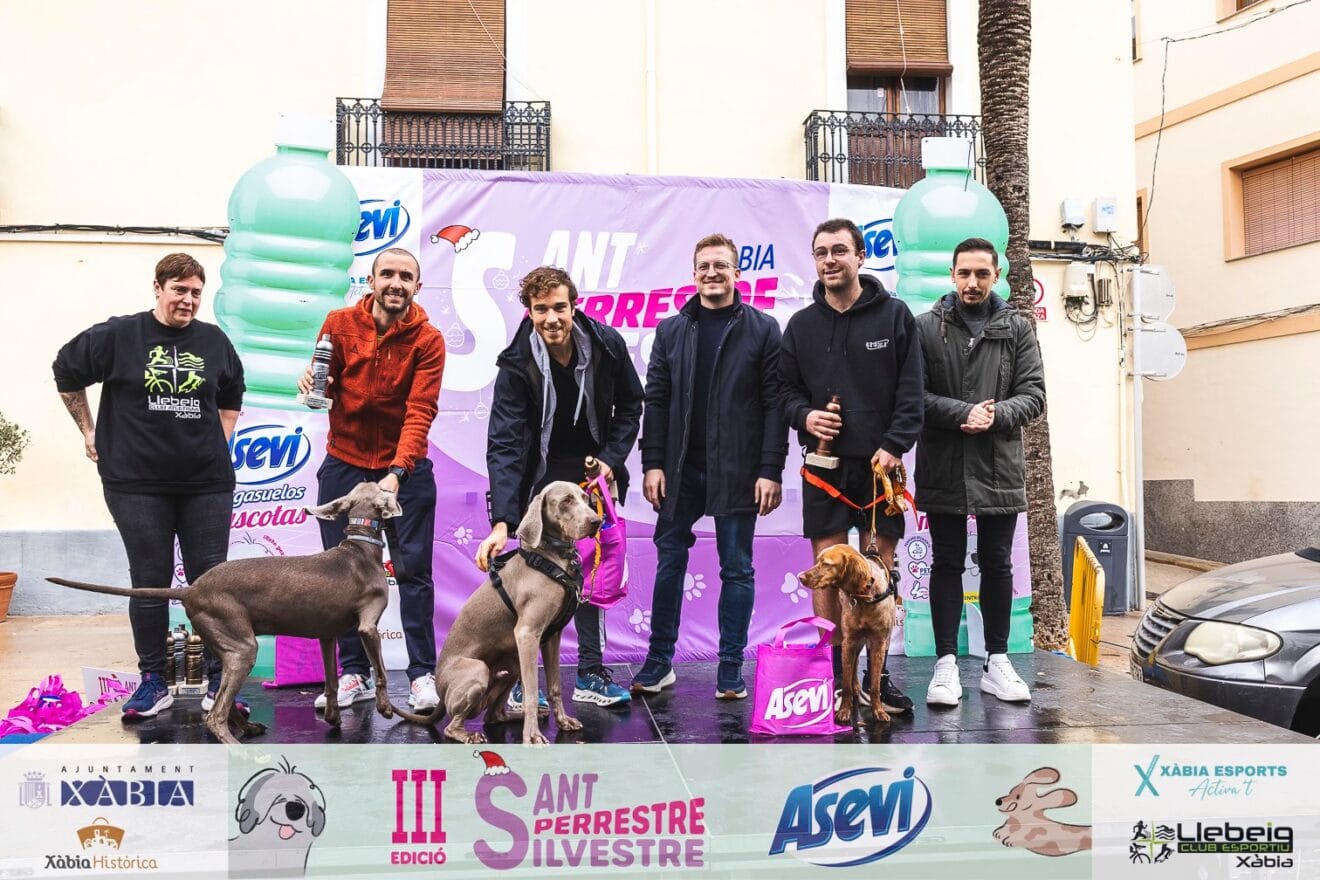 Podio masculino con mascota