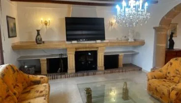 Salón acogedor con vistas al jardín
