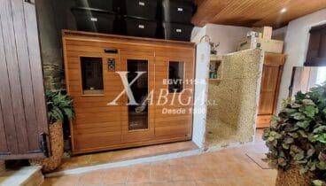 Sauna familiar con espacio de descanso interior
